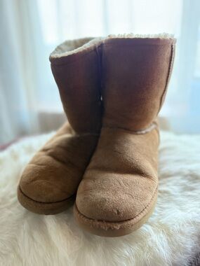 UGG Classic Short Chestnut Shearling-Lined Winter Boots